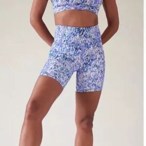 ATHLETA ULTIMATE STASH POCKET MEDIUM SPANDEX SHORTS